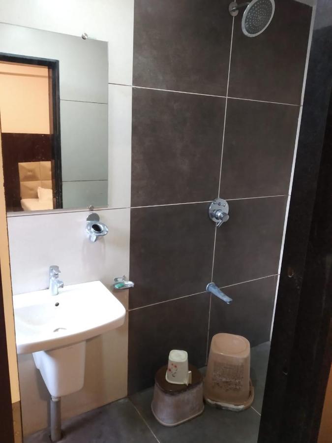 Hotel Kiran Miraj Ngoại thất bức ảnh