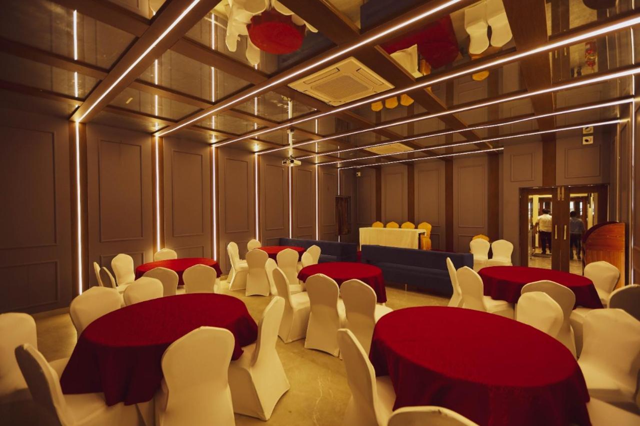 Hotel Kiran Miraj Ngoại thất bức ảnh